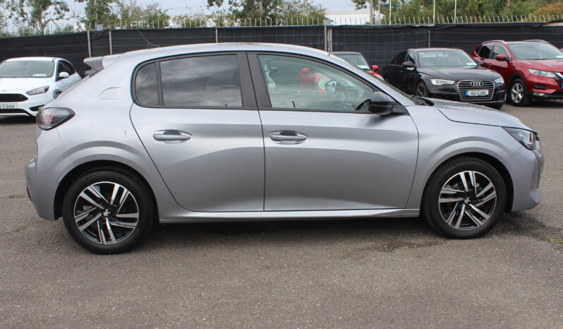 
								Peugeot 208 full									